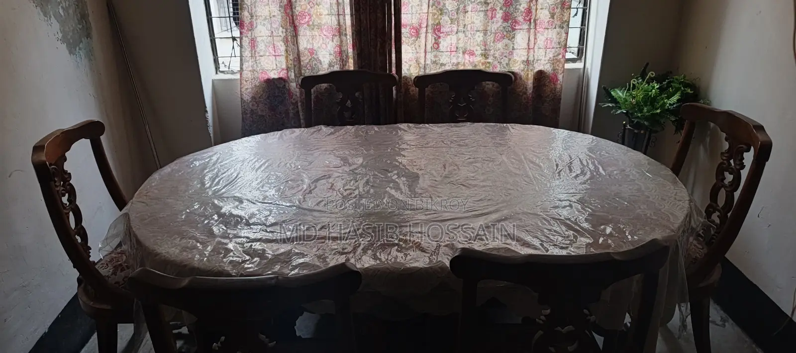 ডাইনিং টেবিল