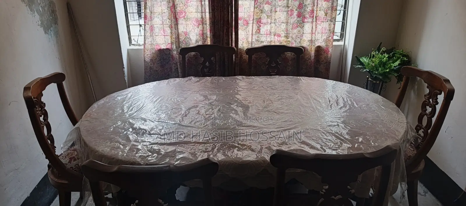 ডাইনিং টেবিল