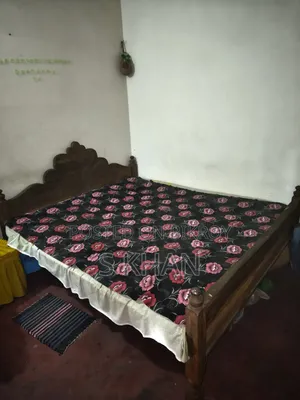 ৬ ফিট বাই ৭ ফিট খাট (বেড) সাথে তোষক বিক্রি হবে।