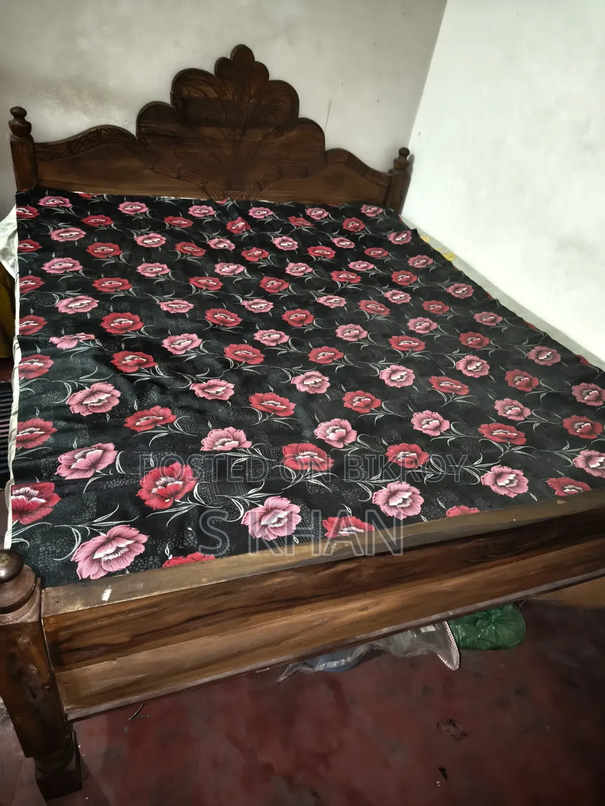 ৬ ফিট বাই ৭ ফিট খাট (বেড) সাথে তোষক বিক্রি হবে।