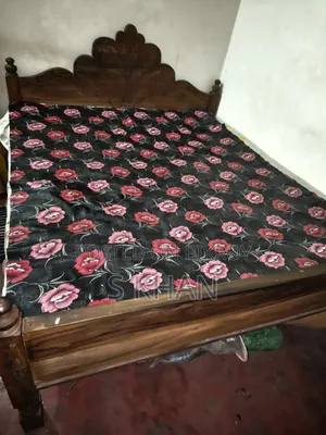 ৬ ফিট বাই ৭ ফিট খাট (বেড) সাথে তোষক বিক্রি হবে।