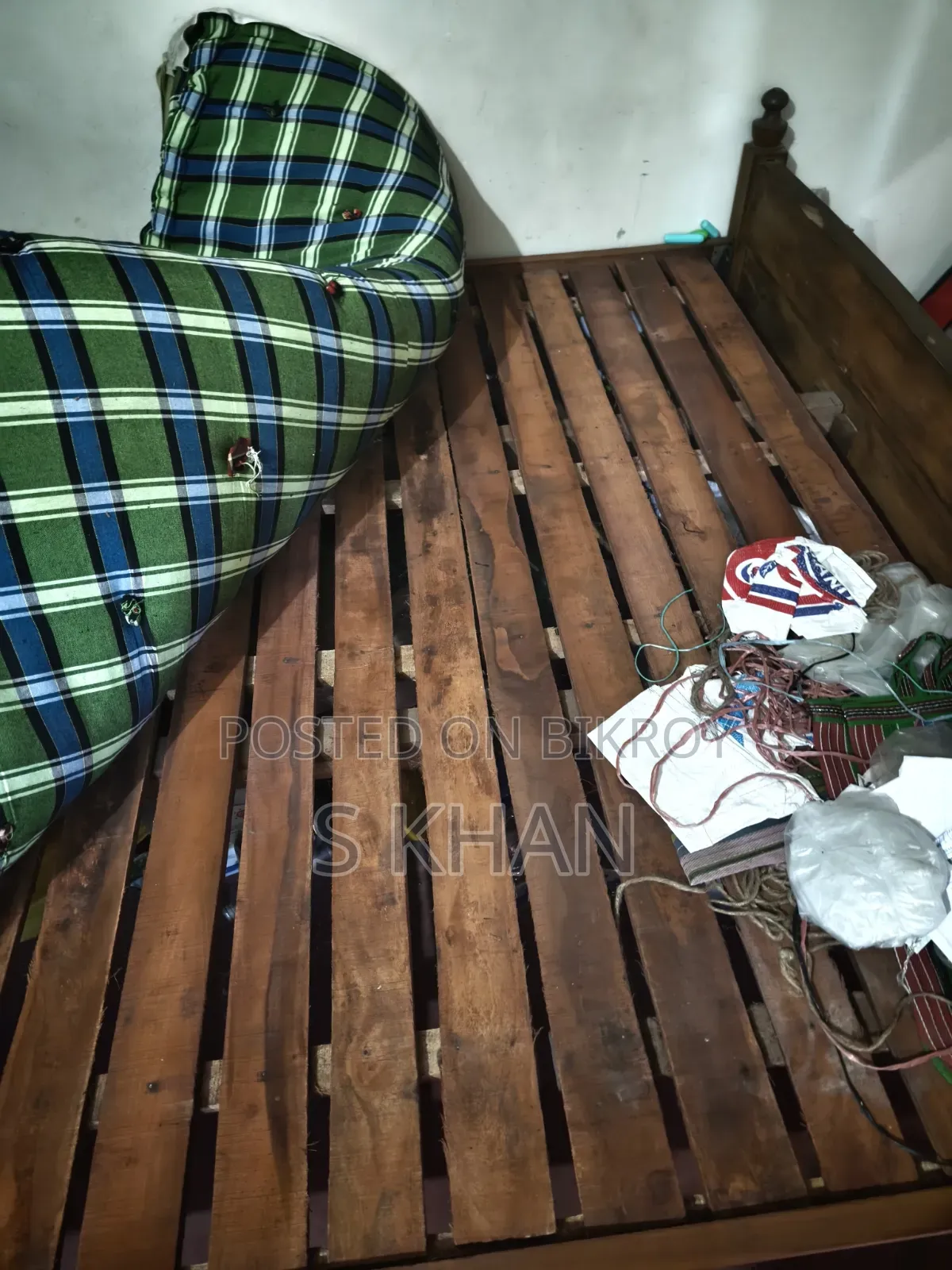 ৬ ফিট বাই ৭ ফিট খাট (বেড) সাথে তোষক বিক্রি হবে।