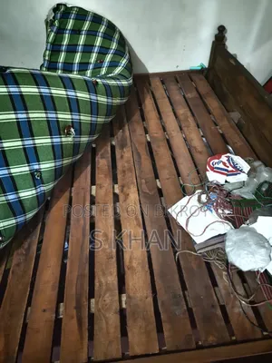 ৬ ফিট বাই ৭ ফিট খাট (বেড) সাথে তোষক বিক্রি হবে।