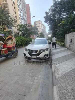নিসান এক্স-ট্রেইল ২.০ হাইব্রিড এফডব্লিউডি ২০১৮ পার্ল