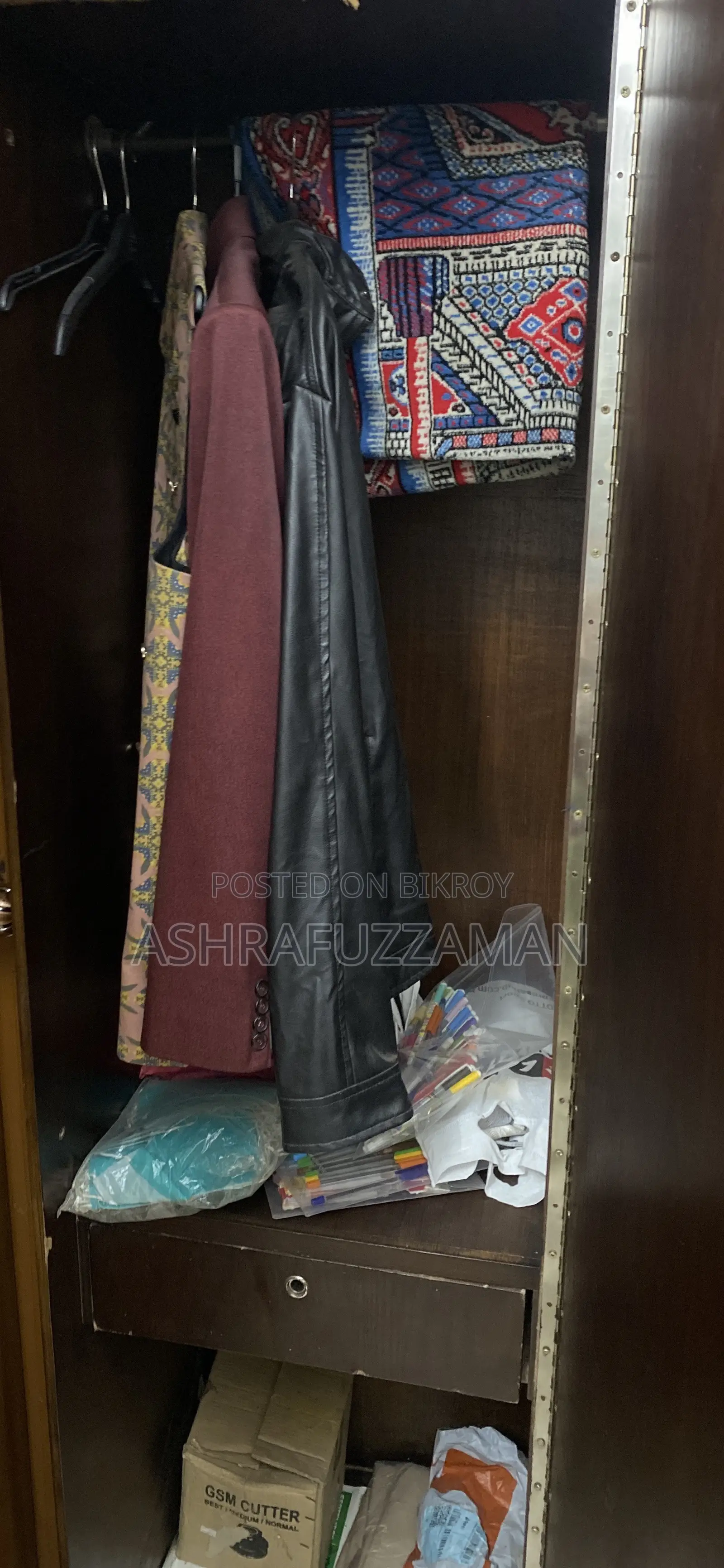 Single Almirah for Keeping Clothes