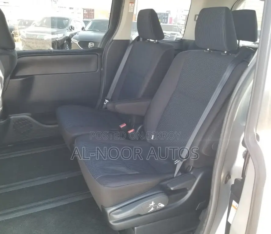 Toyota Noah 1.8 FWD Hybrid (7 seater) 2021 Silver