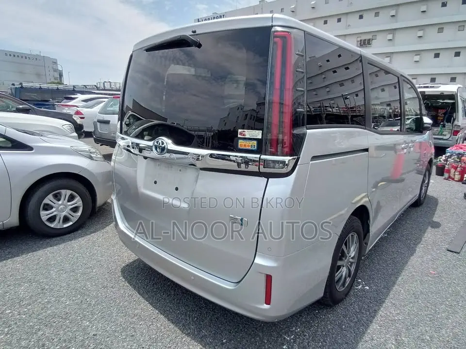 Toyota Noah 1.8 FWD Hybrid (7 seater) 2021 Silver