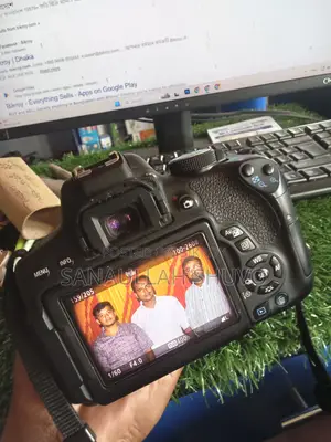 সাথে দুইটা লেন্স ও তিনটা ব্যাটারি এবং চার্জার থাকবে।