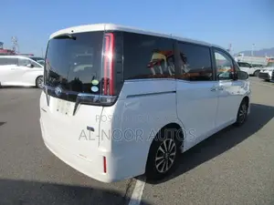 Toyota Esquire 2021 Pearl