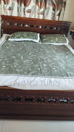 FURNITURE - Queen Size Bed
