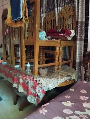 ডাইনিং টেবিলে