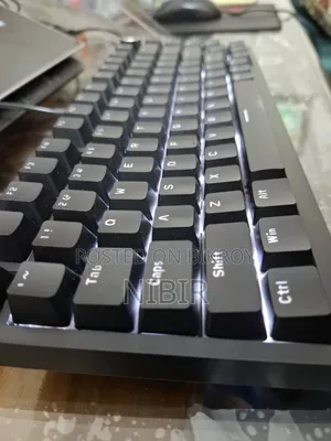 অ্যাজাজ একে৮২০ কিবোর্ড