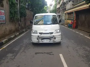 টয়োটা নোয়া ২০১০ সাদা