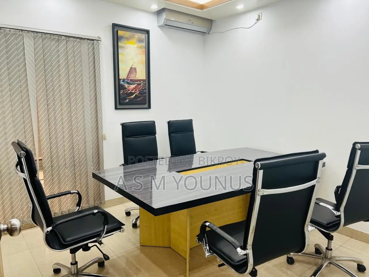 Share 1 modern and tasteful office in Banani.