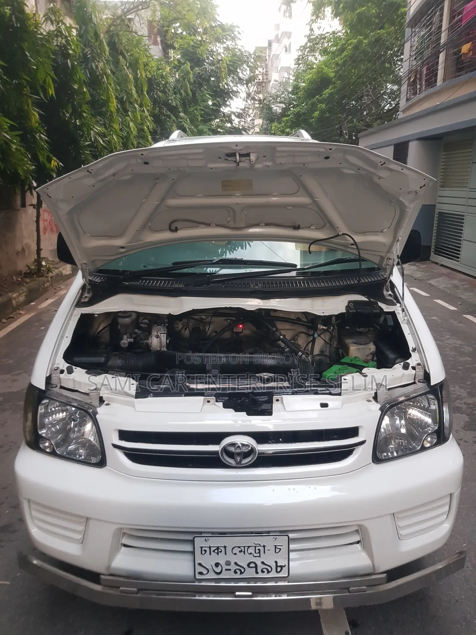 টয়োটা নোয়া ২০০৫ সাদা