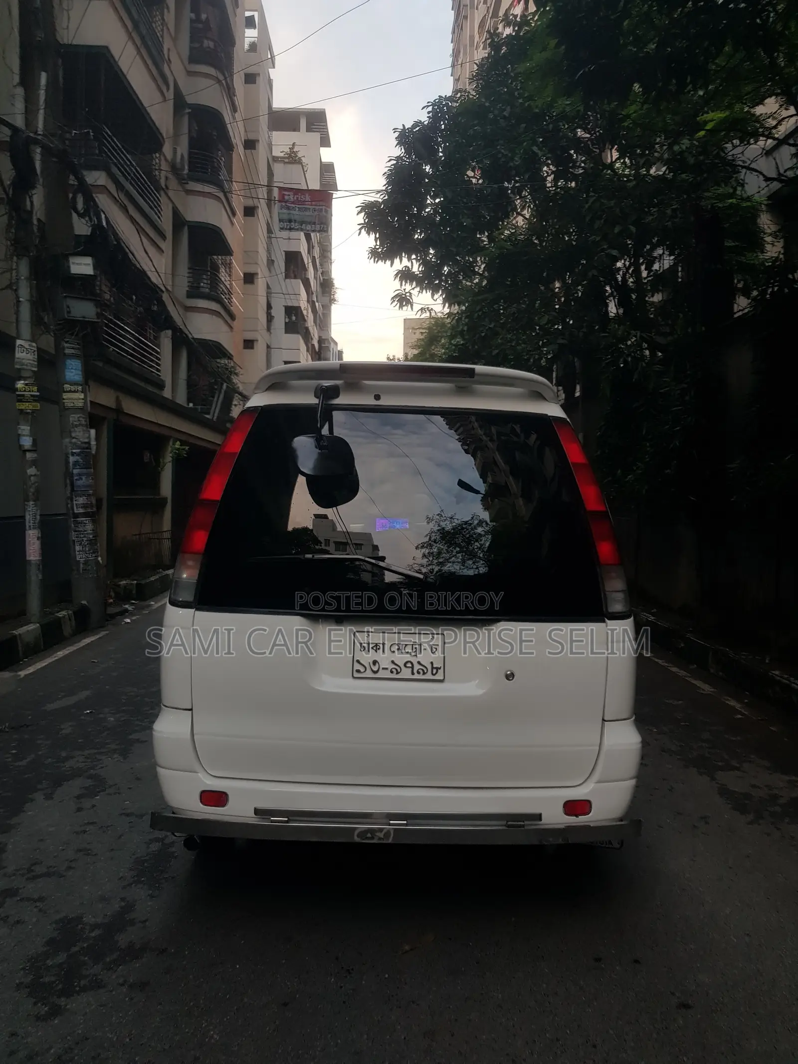 টয়োটা নোয়া ২০০৫ সাদা