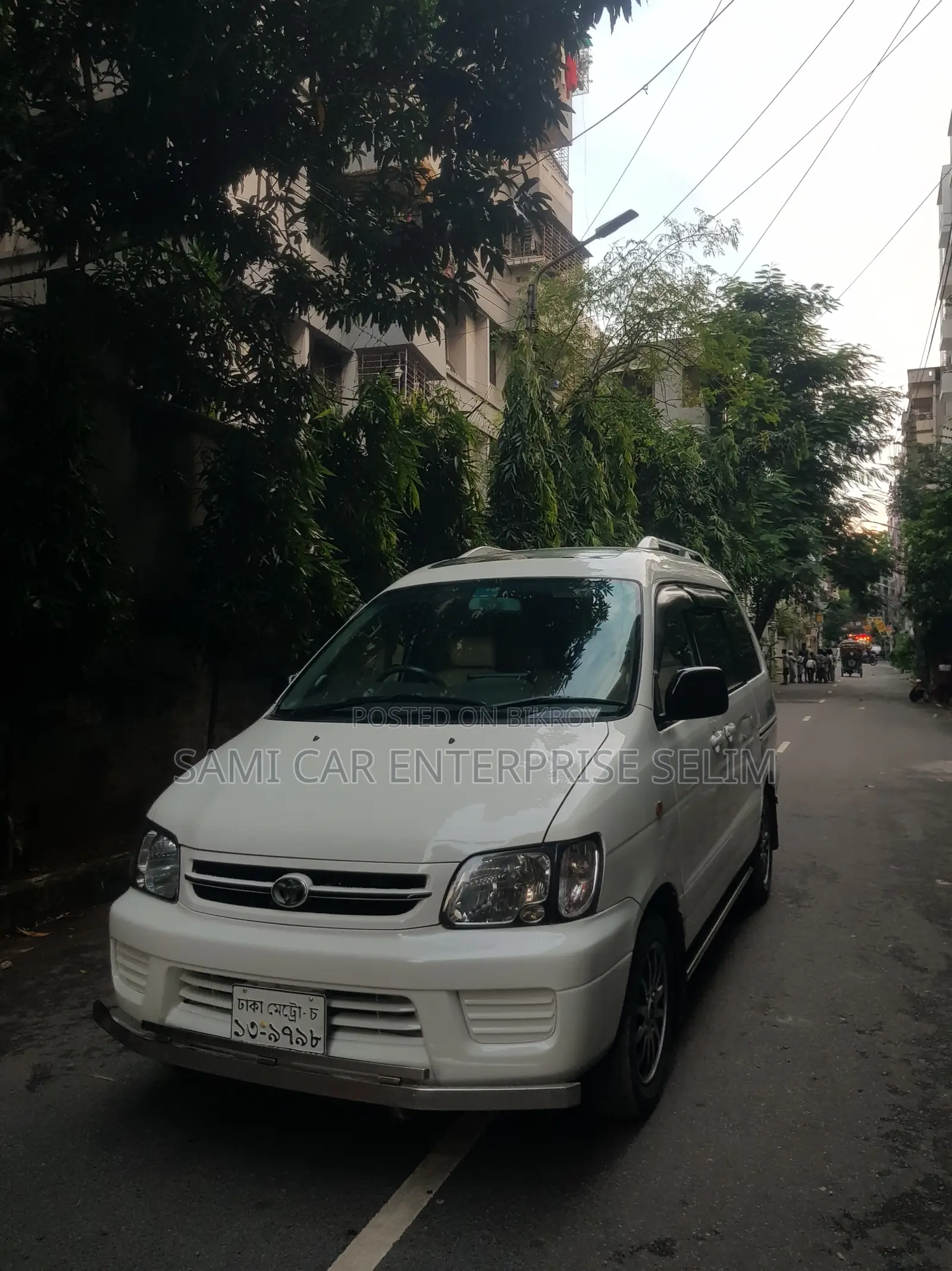 টয়োটা নোয়া ২০০৫ সাদা