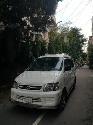 টয়োটা নোয়া ২০০৫ সাদা