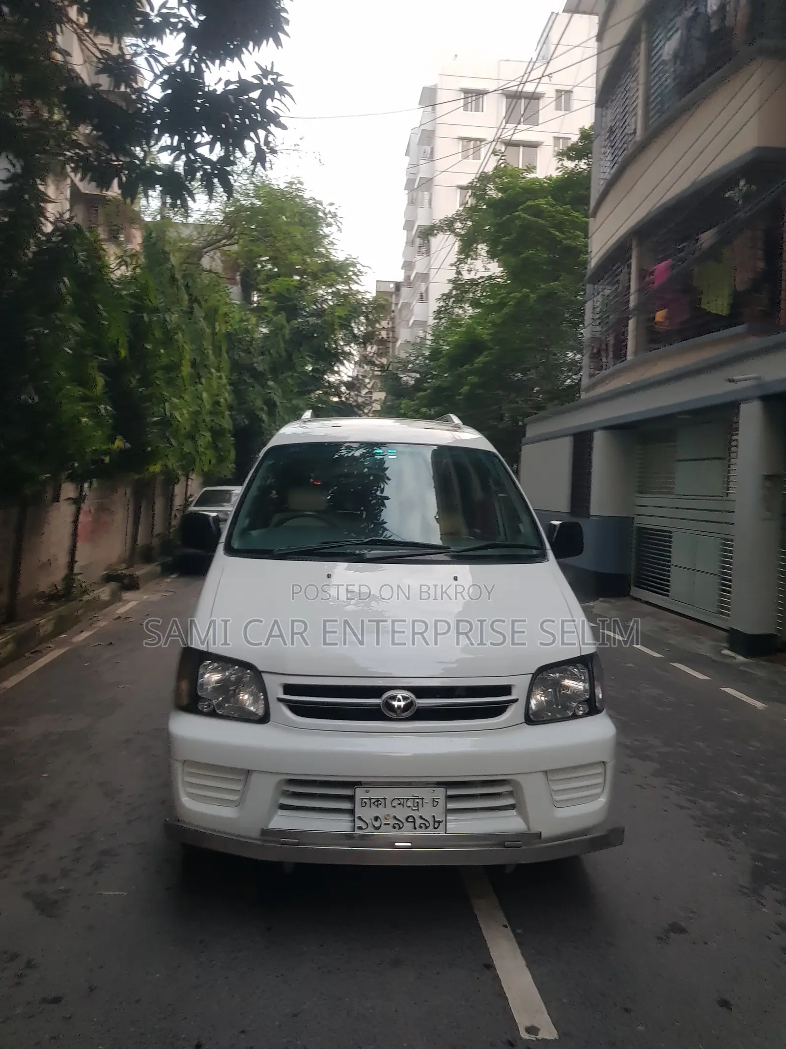 টয়োটা নোয়া ২০০৫ সাদা
