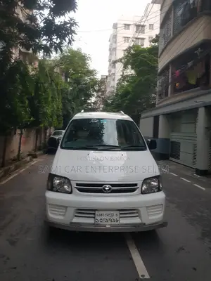 টয়োটা নোয়া ২০০৫ সাদা