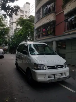টয়োটা নোয়া ২০০৫ সাদা