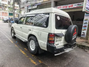 মিতসুবিশি পাজেরো ২.০ পিনিনফারিনা অটোমেটিক ২০০১ সাদা