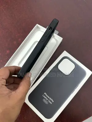 Apple Leather Case MagSafe for iPhone 14 Pro