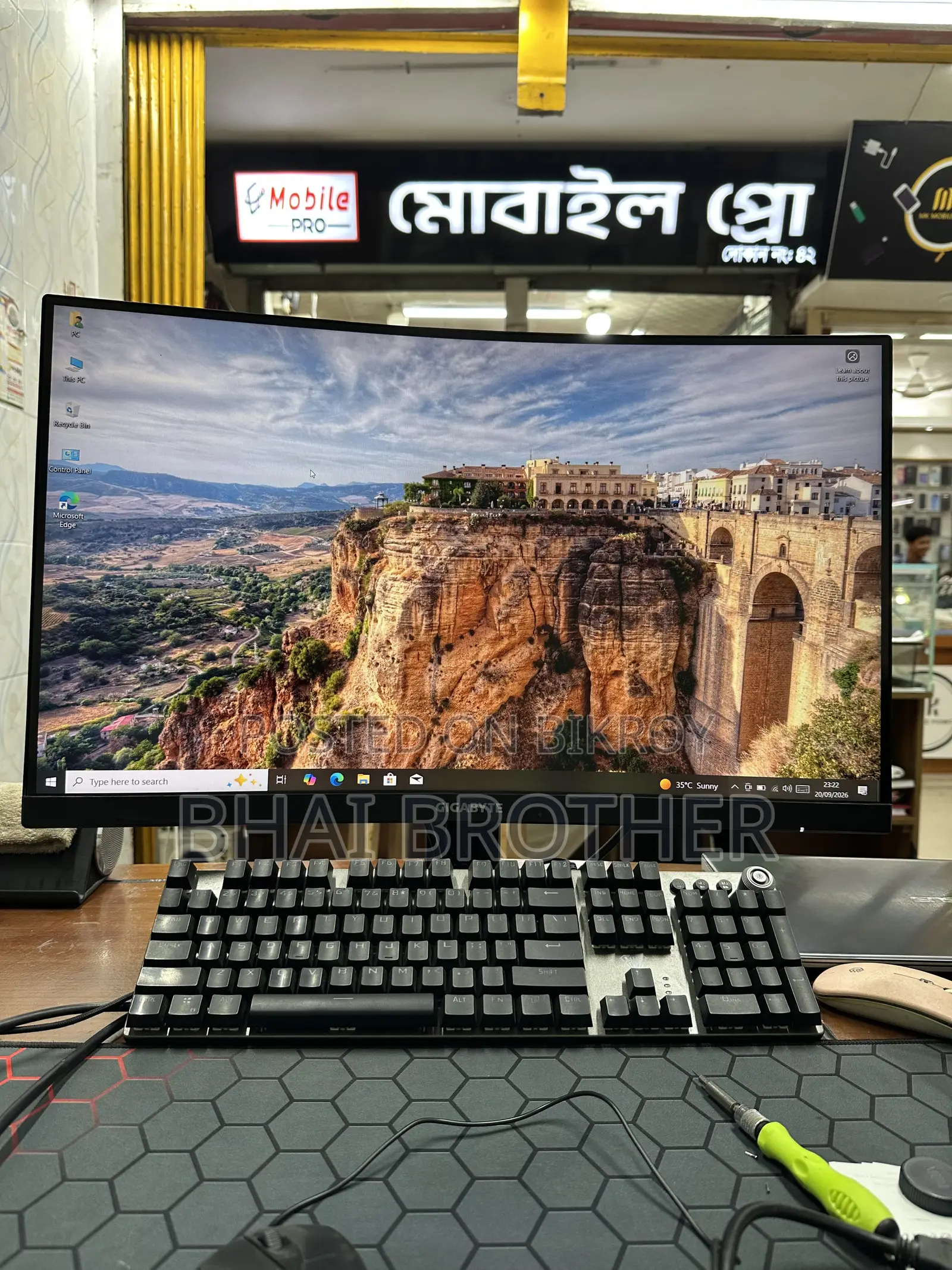 গিগাবাইট ২৭ ইঞ্চি কার্ভ গেমিং মনিটর