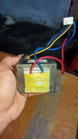 একটি ইউপিএস ট্রান্সফরমার এবং একটি ইউপিএস সার্কিট
