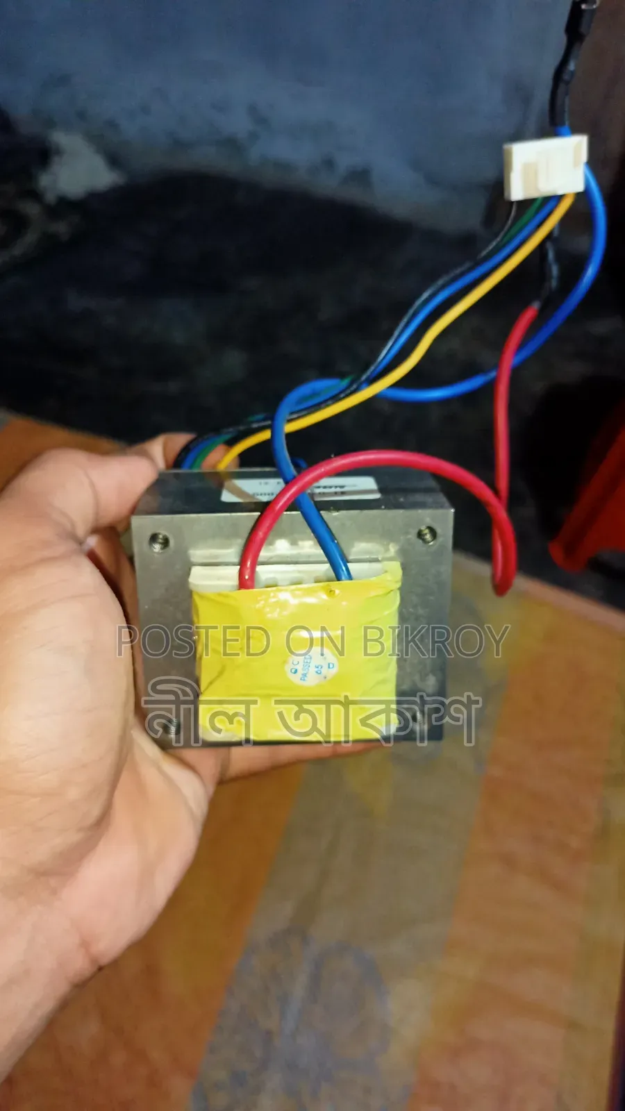 একটি ইউপিএস ট্রান্সফরমার এবং একটি ইউপিএস সার্কিট