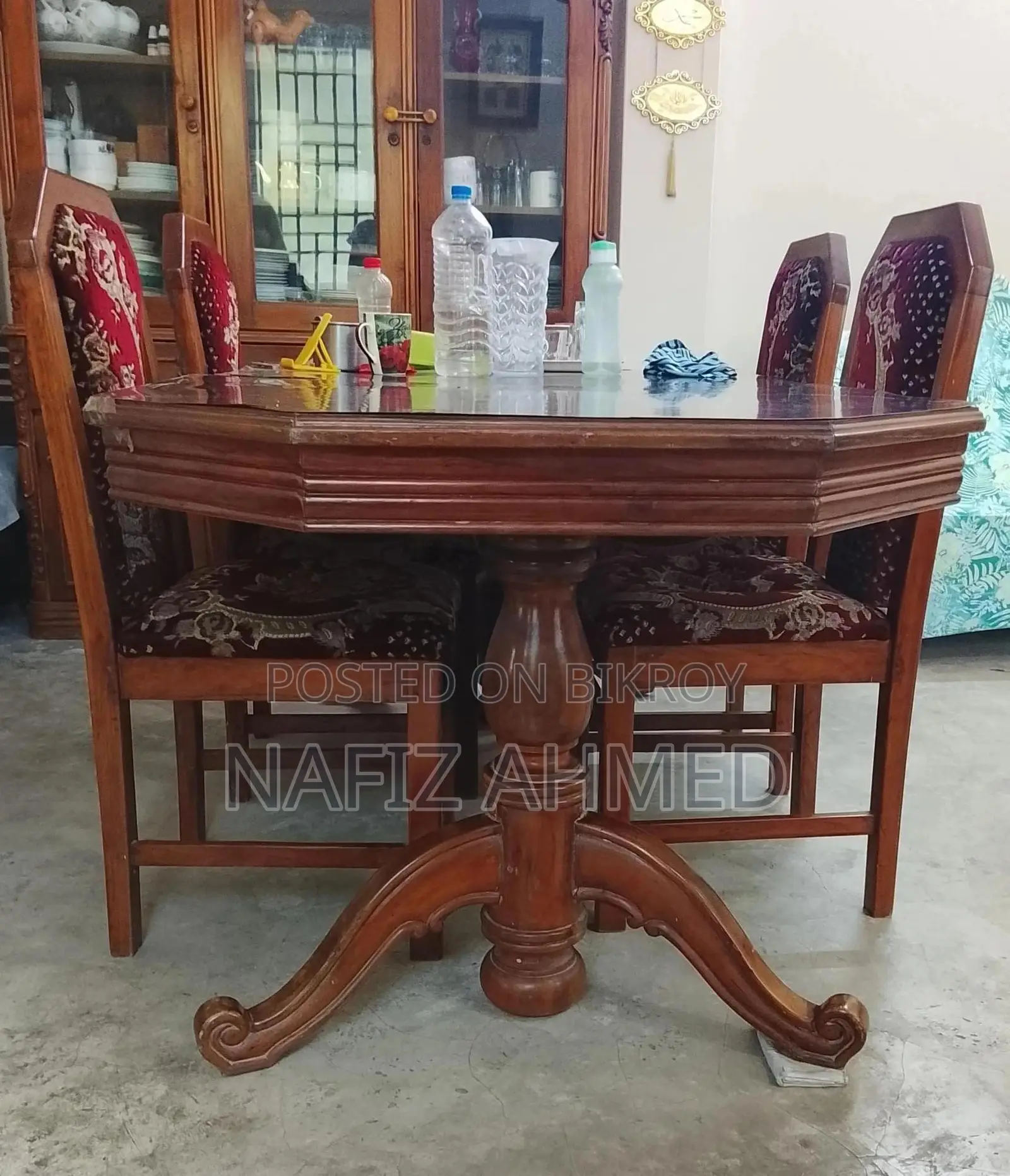 সুন্দর কাঠের ডাইনিং টেবিল - ক্লাসিক খোদাই করা ডিজাইন
