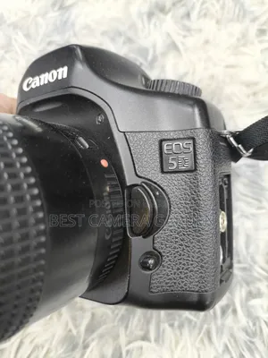 ক্যানন ৫ডি জুমলেন্স সহ