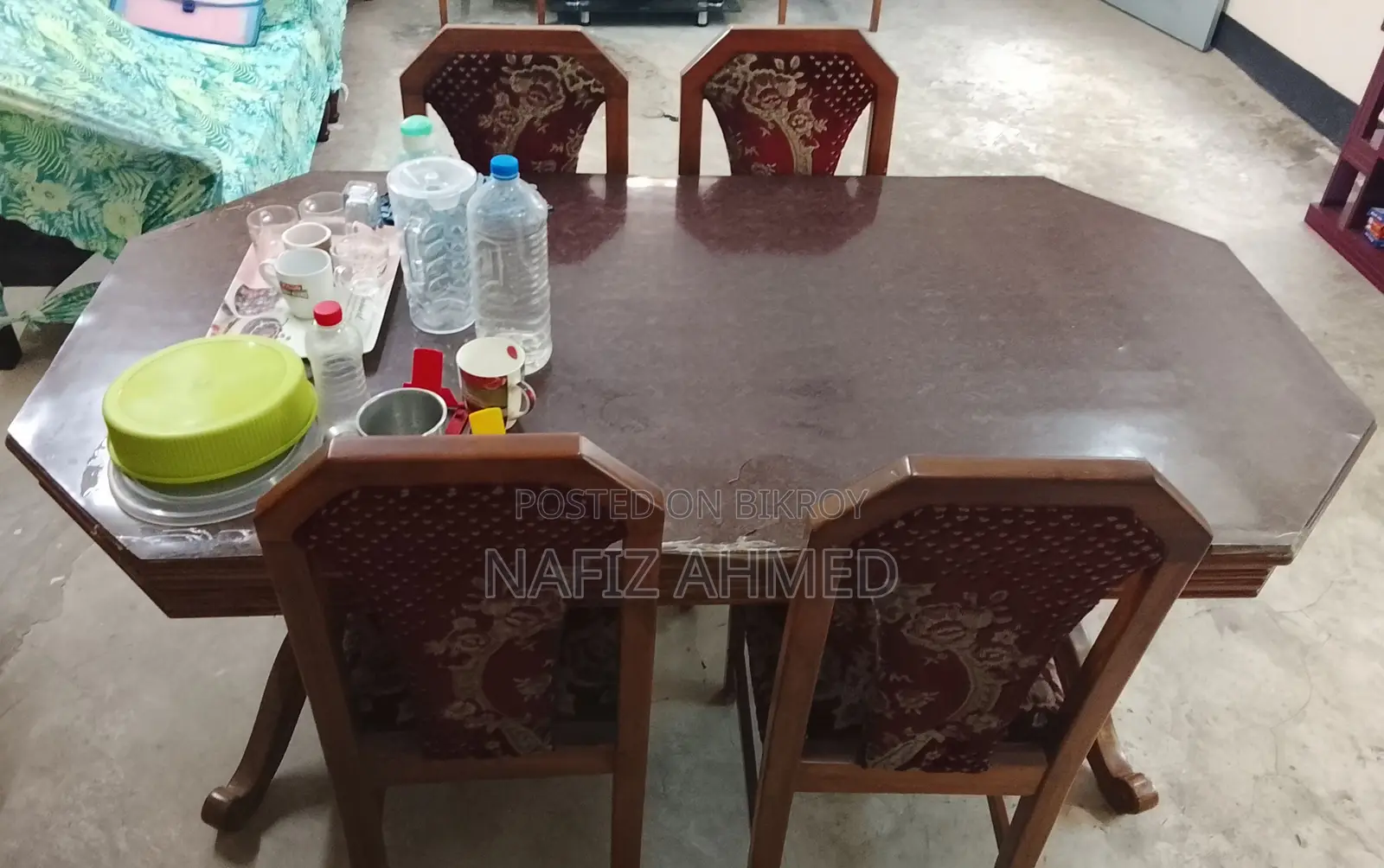 সুন্দর কাঠের ডাইনিং টেবিল - ক্লাসিক খোদাই করা ডিজাইন