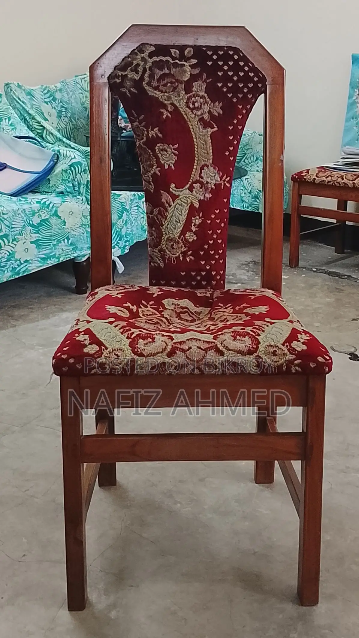 সুন্দর কাঠের ডাইনিং টেবিল - ক্লাসিক খোদাই করা ডিজাইন
