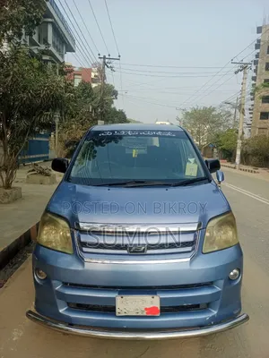 Toyota Noah 2005