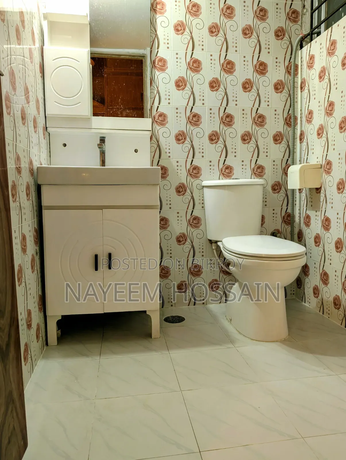 ধানমন্ডি (জিগাতলা)-তে ভাড়ার জন্য বিলাসবহুল ৪ বেডরুমের অ্যাপার্টমেন্ট!
একটি প্রাণবন্ত লোকেশনে একটি মার্জিত এবং আরামদায়ক বাসা খুঁজছেন? ধানমন্ডি (জিগাতলা)-র এই আধুনিক, সম্পূর্ণ ইন্টেরিয়র ডিজাইন করা ৪ বেডরুমের অ্যাপার্টমেন্টটি এখন ভাড়ার জন্য উপলব্ধ!
প্রধান আকর্ষণ এবং সুবিধাসমূহ:
৪টি প্রশস্ত বেডরুম: সমসাময়িক ইন্টেরিয়র ডেকোরেশন, দুর্দান্ত ভেন্টিলেশন এবং সংযুক্ত আধুনিক বাথরুম সহ দক্ষতার সাথে ডিজাইন করা।
বিশাল লিভিং এবং ডাইনিং: ওপেন-কনসেপ্ট, স্টাইলিশভাবে সজ্জিত স্থান যা পারিবারিক জীবনযাপন এবং অতিথিদের আপ্যায়নের জন্য উপযুক্ত।
আধুনিক রান্নাঘর: মসৃণ ক্যাবিনেট, প্রিমিয়াম ফিটিংস এবং সমস্ত আধুনিক যন্ত্রপাতির জায়গাসহ সজ্জিত।
প্রাইভেট বারান্দা: তাজা বাতাস এবং রিফ্রেশিং খোলা দৃশ্য উপভোগ করুন।
শীর্ষ নিরাপত্তা: ২৪ ঘণ্টার সিকিউরিটি গার্ড, সেরা স্কুল, বিশ্ববিদ্যালয়, হাসপাতাল এবং শপিং সেন্টার!
