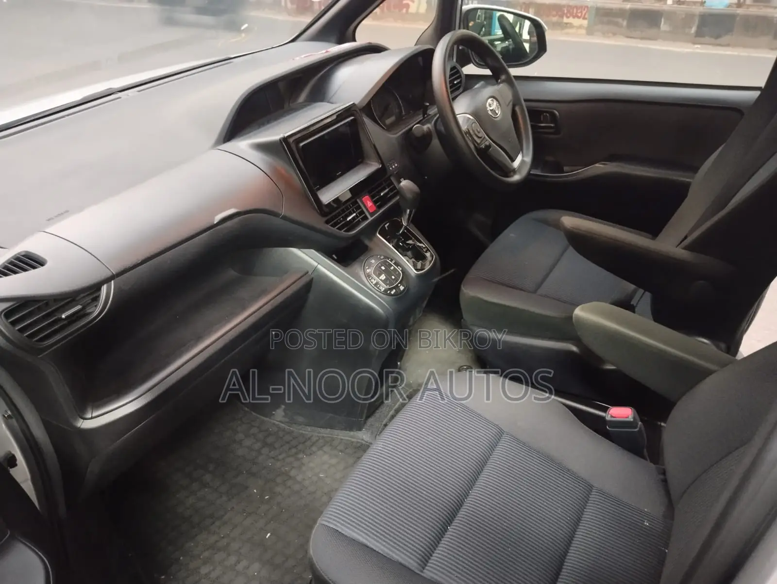 Toyota Noah 2.0 FWD (8 Seater) 2021 Silver