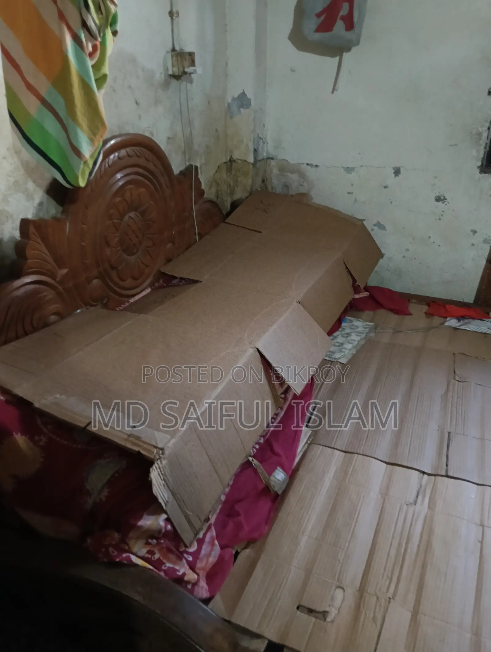 একটি পুরাতন খাট বিক্রি করা হবে।