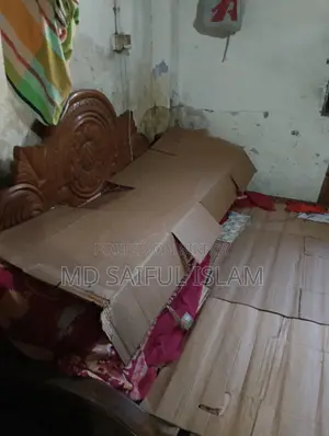 একটি পুরাতন খাট বিক্রি করা হবে।