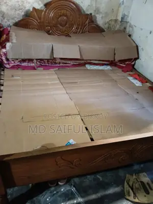 একটি পুরাতন খাট বিক্রি করা হবে।