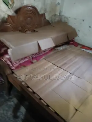 একটি পুরাতন খাট বিক্রি করা হবে।