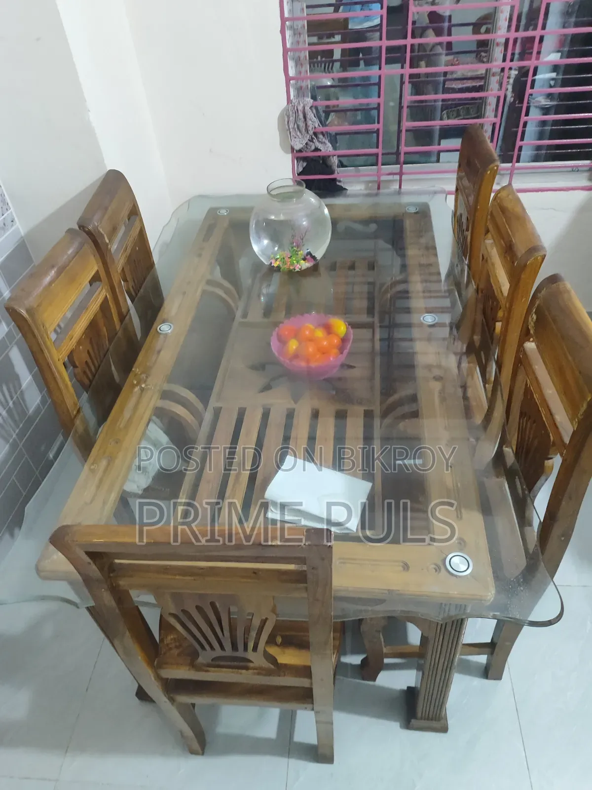 ডাইনিং টেবিল