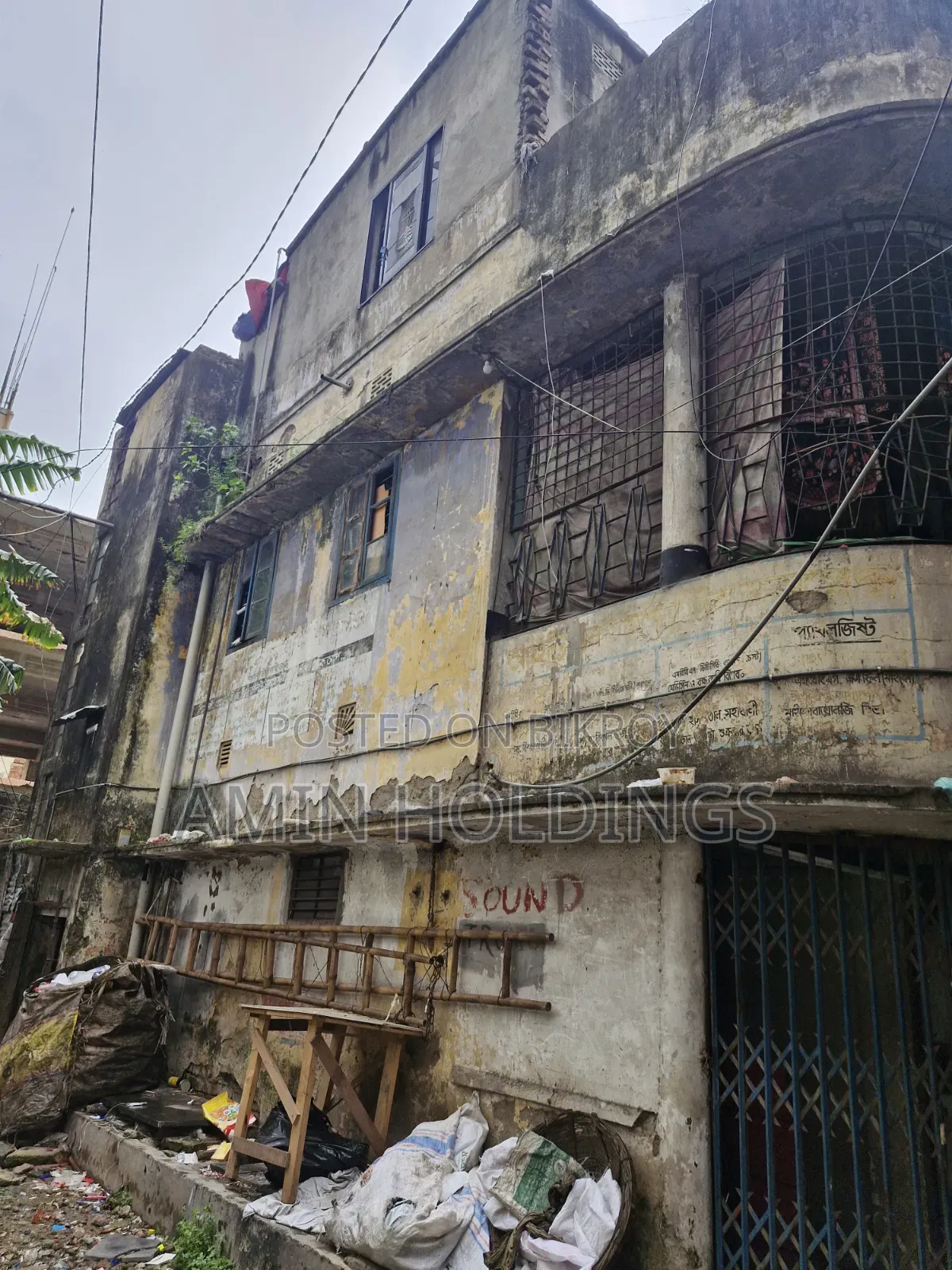 3-story old house on 5.5 katha land beside Goran Paka Mosque for sale