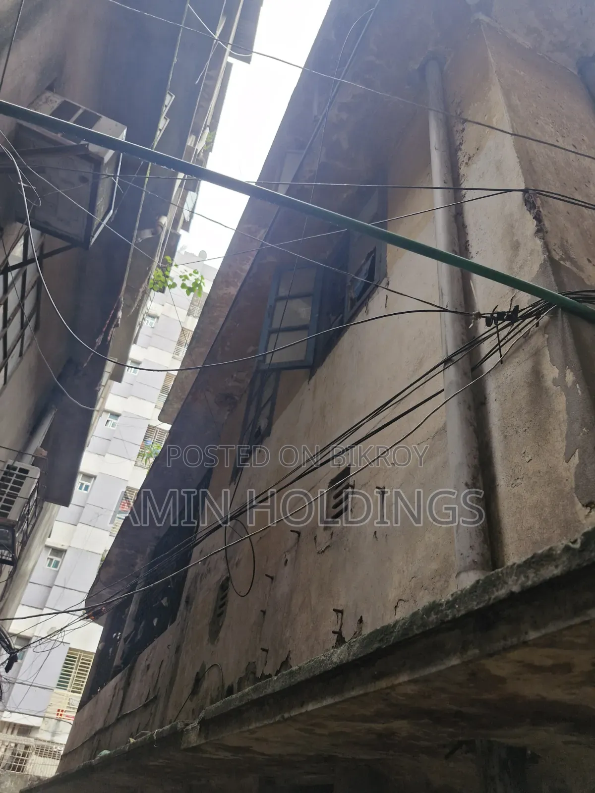 3-story old house on 5.5 katha land beside Goran Paka Mosque for sale