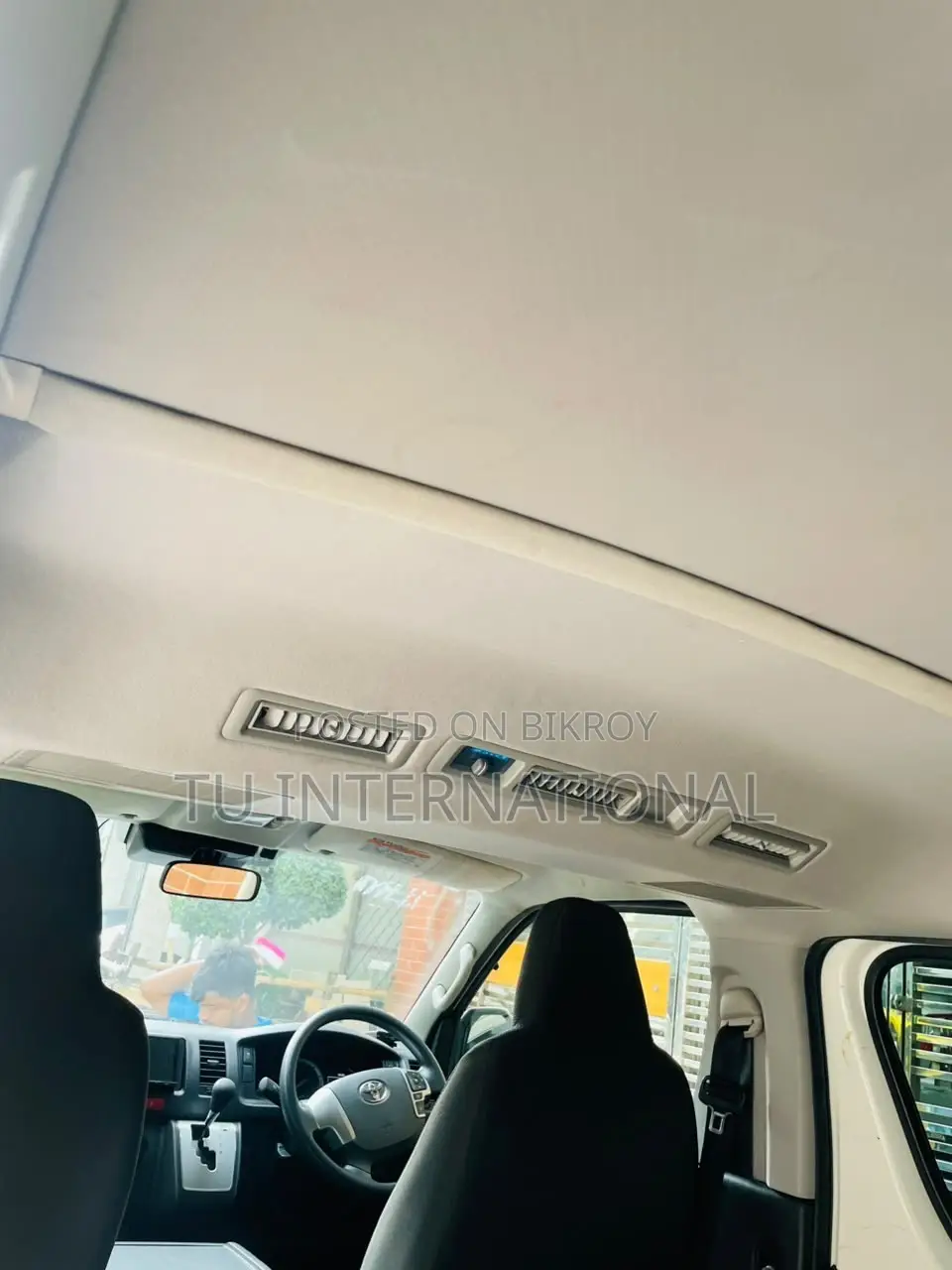 Toyota HiAce 2021 White