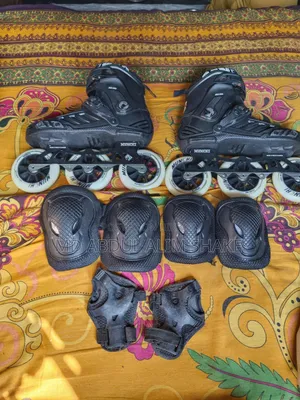 স্কেটিং সু । বিক্রয় করা হবে। অল্প কিছুদিন চালানো।
