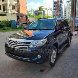 টয়োটা ফরচুনার ২০১২ সাদা