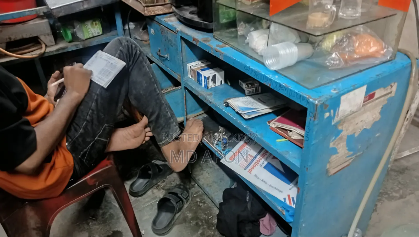 দোকানের রেক এবং অন্যান্য আসবাবপত্র