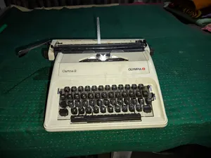 Olimpia Karina2 Typewriter Sell With Full Sutcase