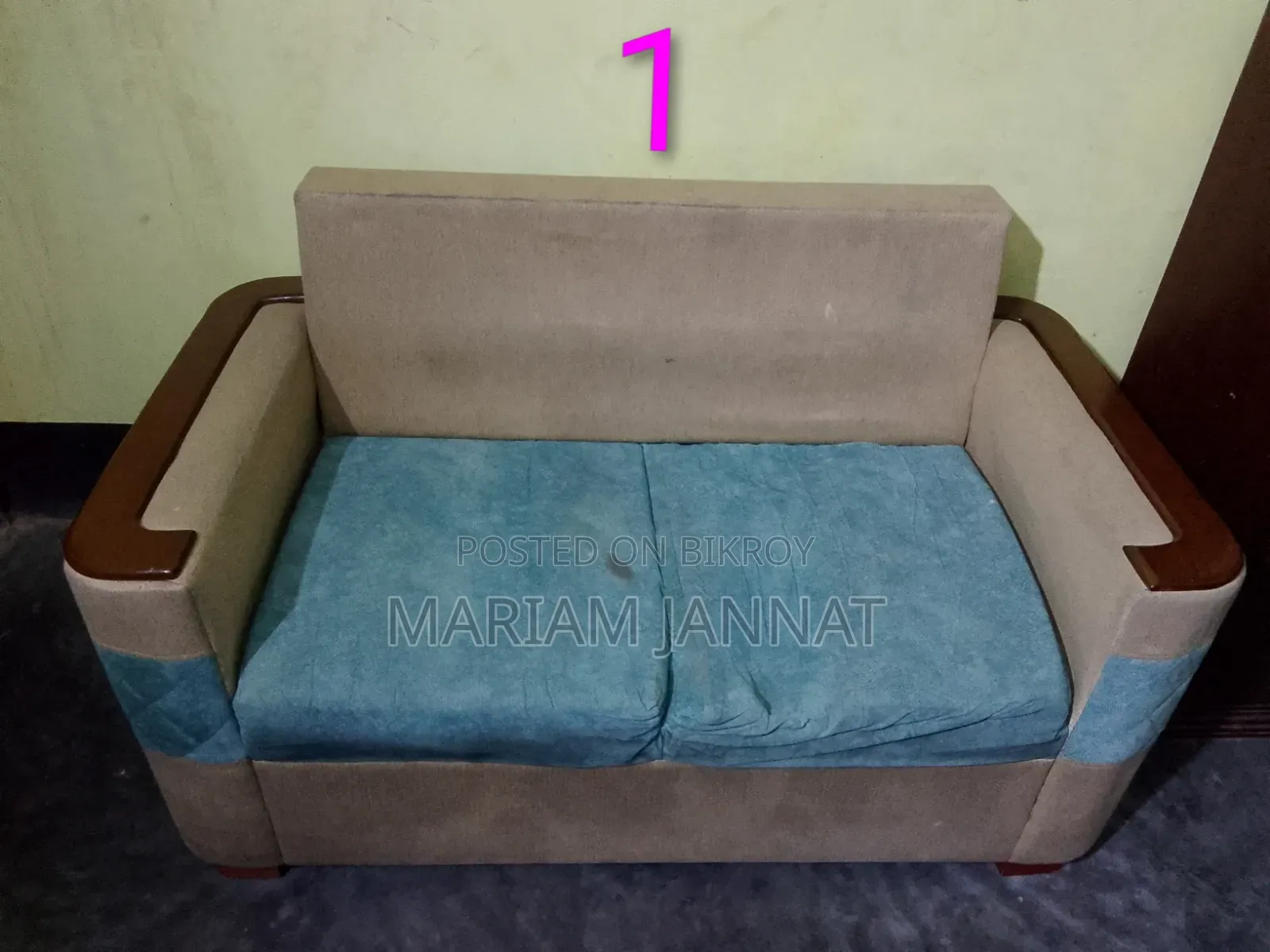 2+2 Sofa Set With 4 Pillows Has A Slight Issue, You Will Understand If You Look At The Pictures